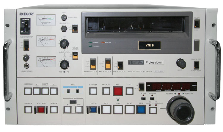 Панель управления одного из первых профессиональных кассетных видеомагнитофонов – U-matic BVU-800 от Sony.