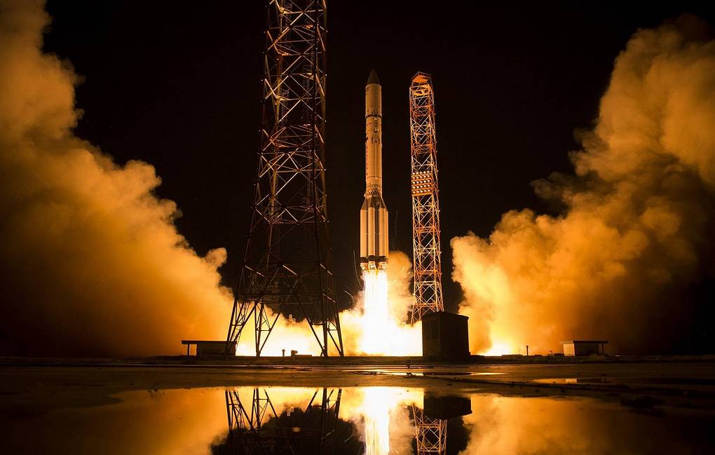 Ракета-носитель "Протон-М" со спутником связи "Ямал-601"